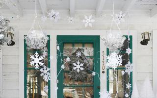 Do-it-yourself dekorácia dverí na Nový rok Novoročné koberce na chodbe