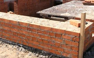 Sottigliezze del processo di costruzione di case in mattoni