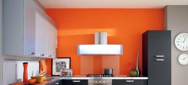 Bucătărie portocalie și albă combinată cu alte culori