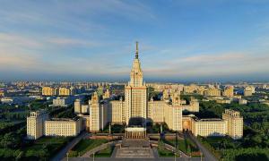 Clădirea academică principală a Universității de Stat din Moscova, care este arhitectul