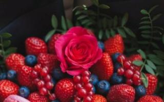 „Pasidaryk pats“ vaisių puokštė „pasidaryk pats“ su braškėmis ir gėlėmis