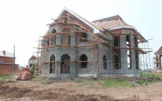 Karkasinis namas „pasidaryk pats“: statybos etapų nuotraukos „Pasidaryk pats“ kaimo namas